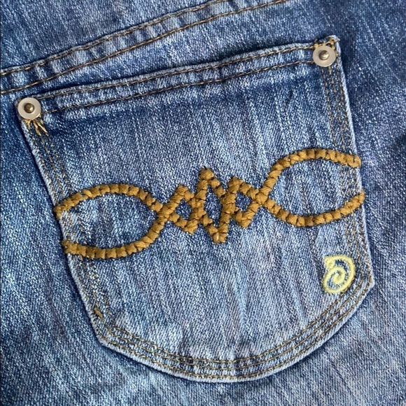 Rocks & Indigo Denim Juniors 9 Embroidered Shorts - Picture 3 of 7